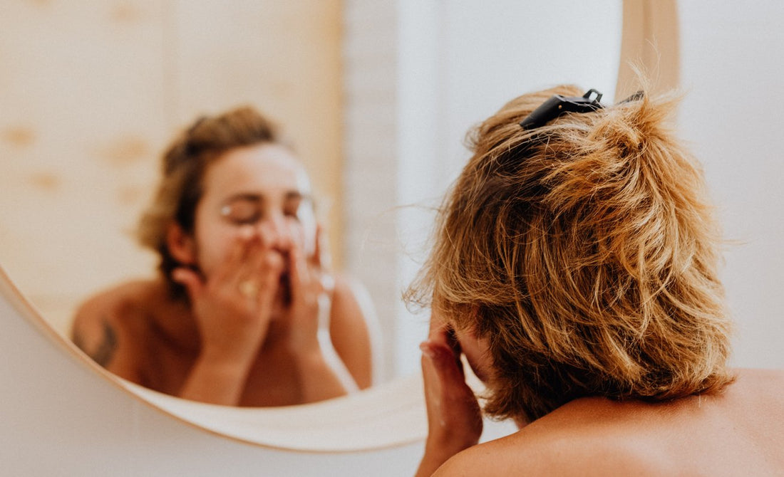 Comment introduire un sérum anti-âge dans sa routine ? - Clémence & Vivien