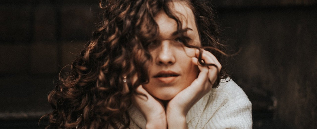 Silicones, quels effets sur les cheveux ? - Clémence & Vivien