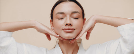 Yoga facial, le geste anti-âge à adopter - Clémence & Vivien